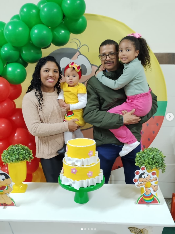 Comemoração em família com bolo